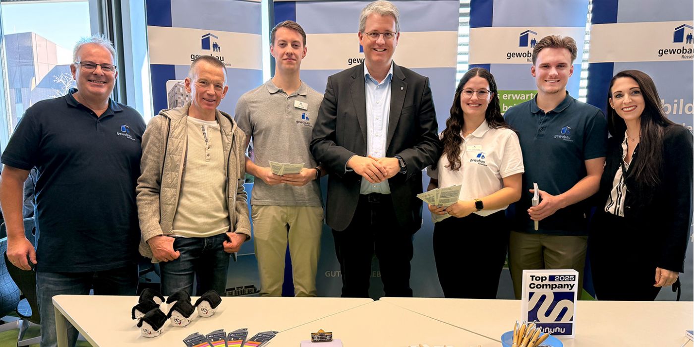 gewobau Gruppenbild mit Landrat Thomas Will und Oberbürgermeister Patrick Burghardt bei der Azubimesse 2025