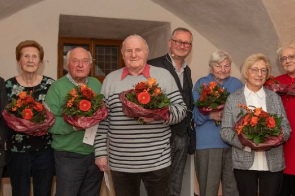 Torsten Regenstein ehrt langjährige Mieter und Mieterinnen