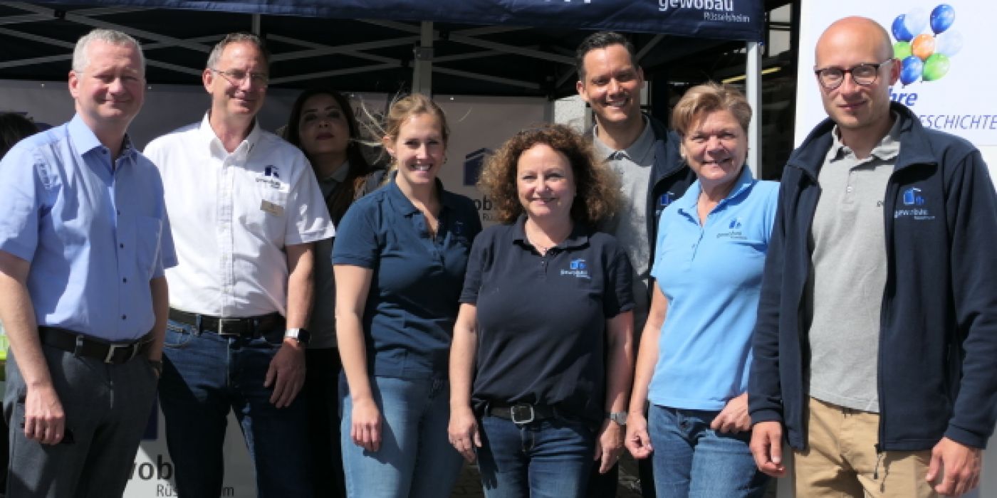 Gruppennbild mit Torsten Regemstein und dem Team der gewobau am Stand beim Tag der offenen Tür 2024