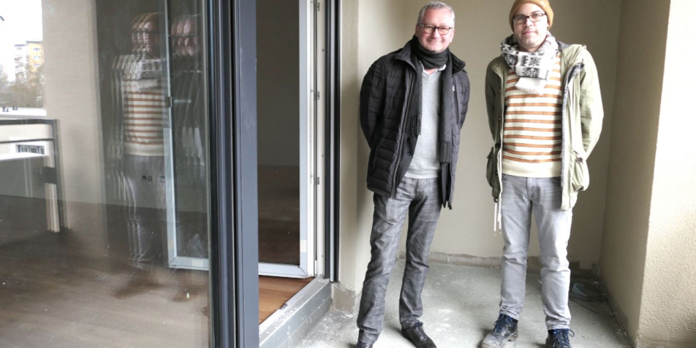 Torsten Regenstein und Stefan Weitzel an der neuen Wohnanlage an der Bonhoeffer-Gemeinde