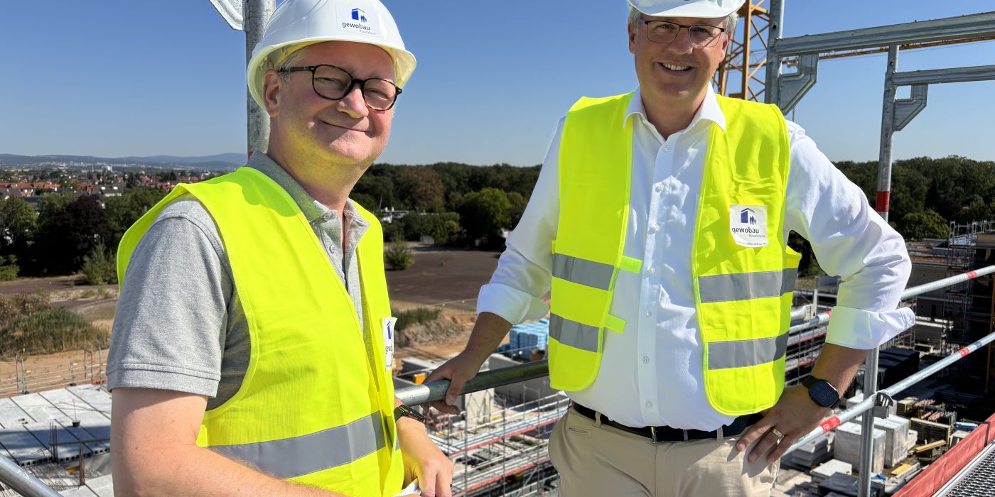 gewobau Geschäftsführer Torsten Regenstein und Oberbürgermeister Patrick Burghardt auf der Baustelle des Neubauprojekts „Quartier am Ostpark“