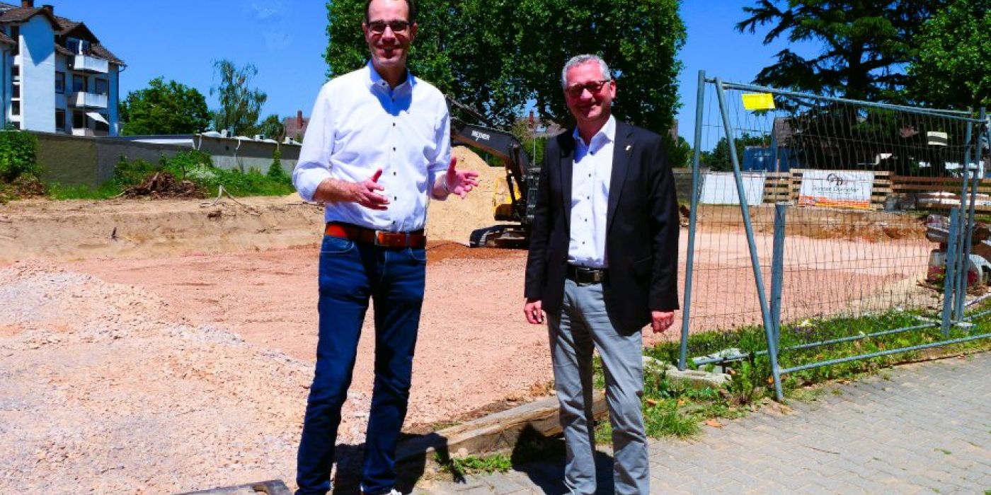Stadtrat Nils Kraft besichtigt mit Geschäftsführer Torsten Regenstein die neue Baustelle