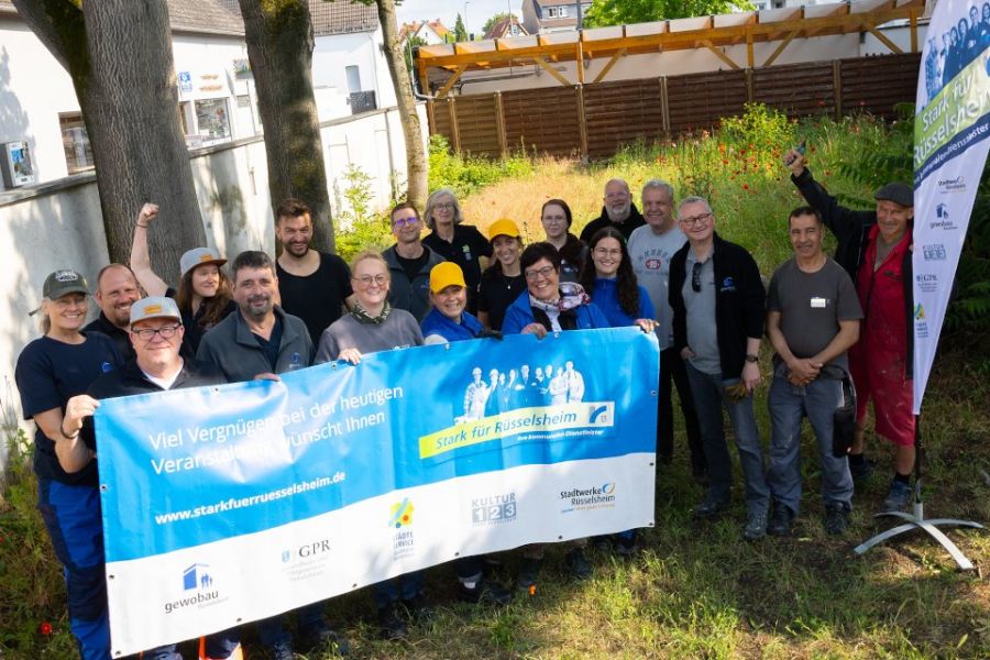 Mitarbeiter und Geschäftsführer der kommunalen Partner Stark für Rüsselsheim beim Social Day