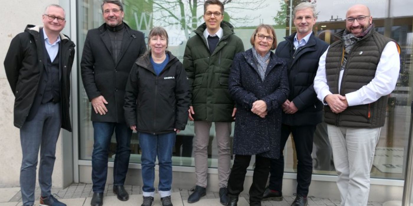 gewobau Geschäftsführer Torsten Regenstein, Techem Regionalmanager Klaus Bernschneider, Andrea Kelm, Geschäftsführerin Auszeit e.V., Sebastian Sutter, Techem, Elke Möller, Vorsitzende der Stiftung Alte Synagoge, Steffen Walther, Vorstand der Stiftung Soziale Teilhabe, Frank Hofmann , Geschäftsführer SPV e.V. bei der Spendenübergabe.