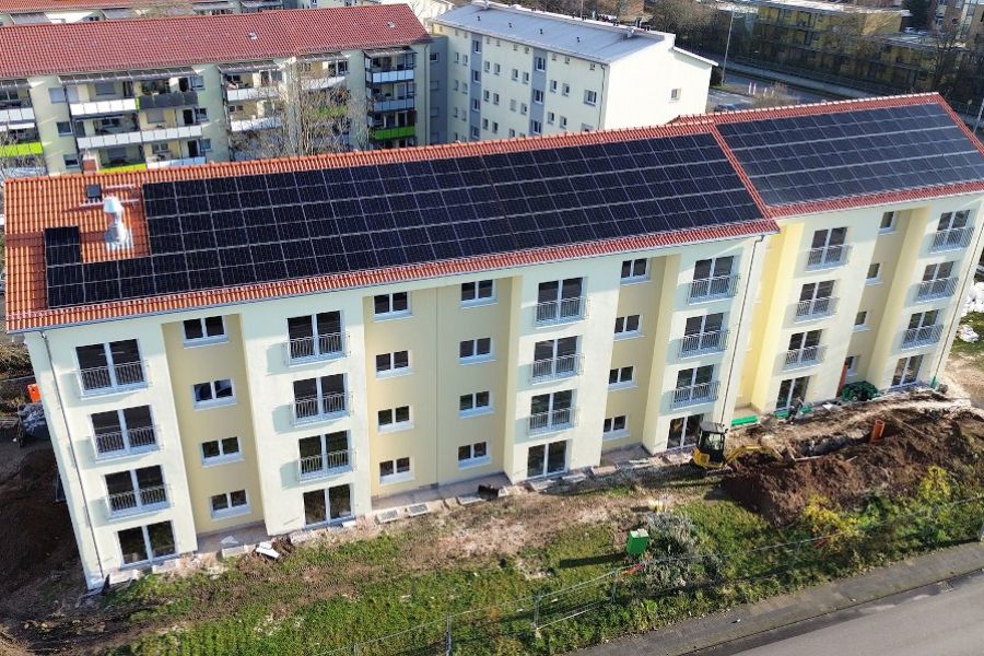 Die neue PV-Anlage auf dem Dach des modernisierten Wohngebäudes Käthe-Kollwitz-Straße 16 - 20