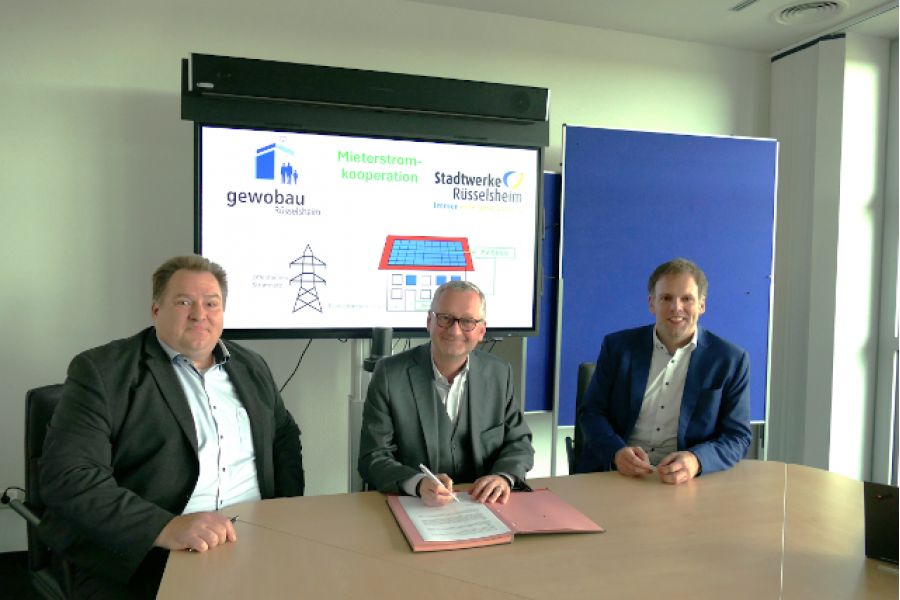 homas Gapp, Stadtwerke Rüsselsheim, Torsten Regenstein, gewobau Rüsselsheim, Maik Landwehr, Stadtwerke Rüsselsheim bei der Vertragsunterzeichnung