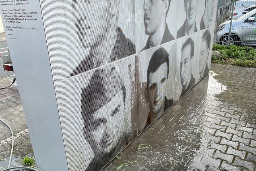 Restaurierung der Gedenkmauer für die Opfer der Lynchmorde an amerikanischen Soldaten in der Grabenstraße