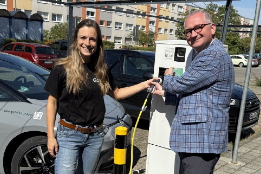 Franziska Weiser von Carre Mobility und Torsten Regenstein an der neuen Carsharing Station