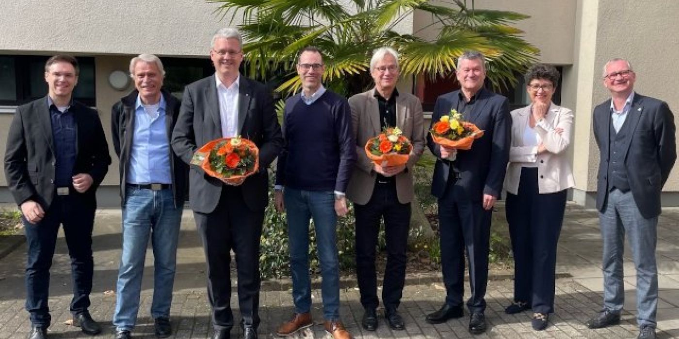 Oberbürgermeister Patrick Burghardt als neuer Aufsichtsratsvorsitzender begrüßt alle neuen Mitglieder im Aufsichtsrat