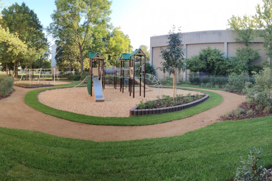 Der neue Spielplatz an der gewobau Wohnanlage in der Virchowstraße 14 ist fertigestellt und steht den Kindern nun zur Verfügung