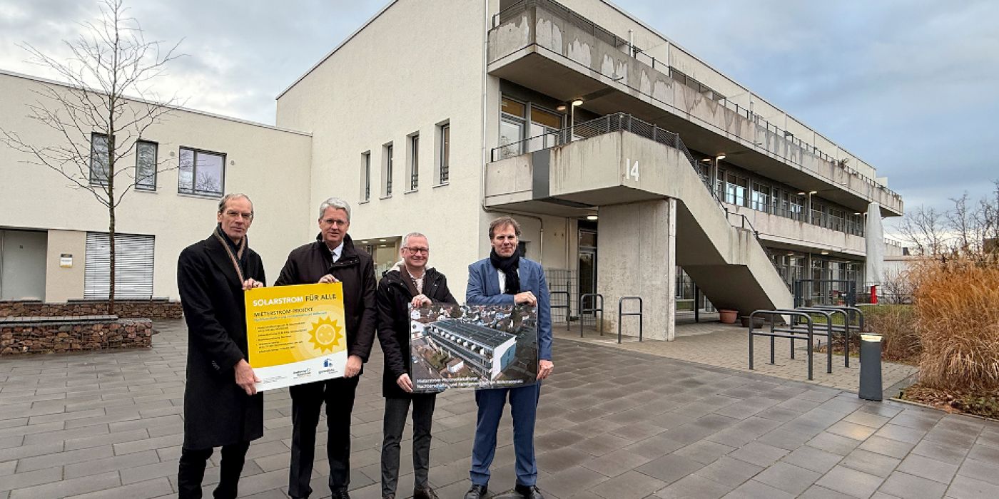 Pfarrer Andreas Jung, Oberbürgermeister Patrick Burghardt, gewobau Geschäftsführer Torsten Regenstein und Maik Landwehr, Geschäftsführer der Stadtwerke Rüsselsheim präsentieren stolz die neue Mieterstrom-Photovoltaikanlage des Nachbarschafts- und Familienzentrums Böllensee