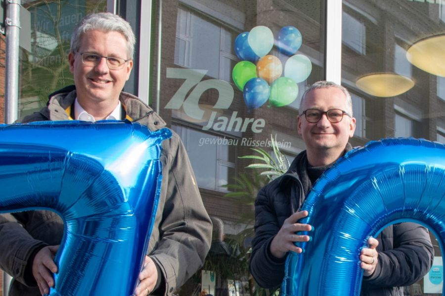 Aufsichtsratsvorsitzender Oberbürgermeister Patrick Burghardt und Geschäftsführer Torsten Regenstein mit Luftballons zum Auftakt des Jubiläumsjahres