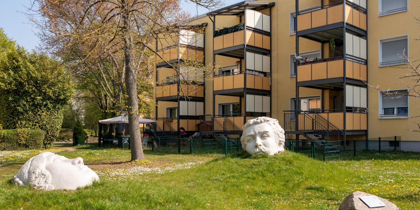 Das Kunstwerk "Beziehungslandschaft" auf der Freifläche der Liegenschaft Feuerbachstraße 46 - 48