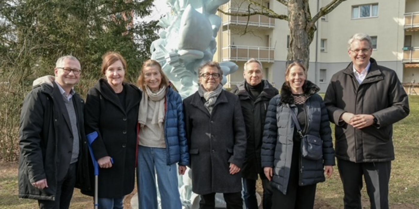 Die Fachjury "Malerviertel Haßloch-Nord", Geschäftsführer Torsten Regenstein, Künstlerin Miriam Lenk und Oberbürgermeister und Kulturdezernent Patrick Burghardt (1.r.) freuen sich über das neue Kunstwerk "Spitzwegsäule"