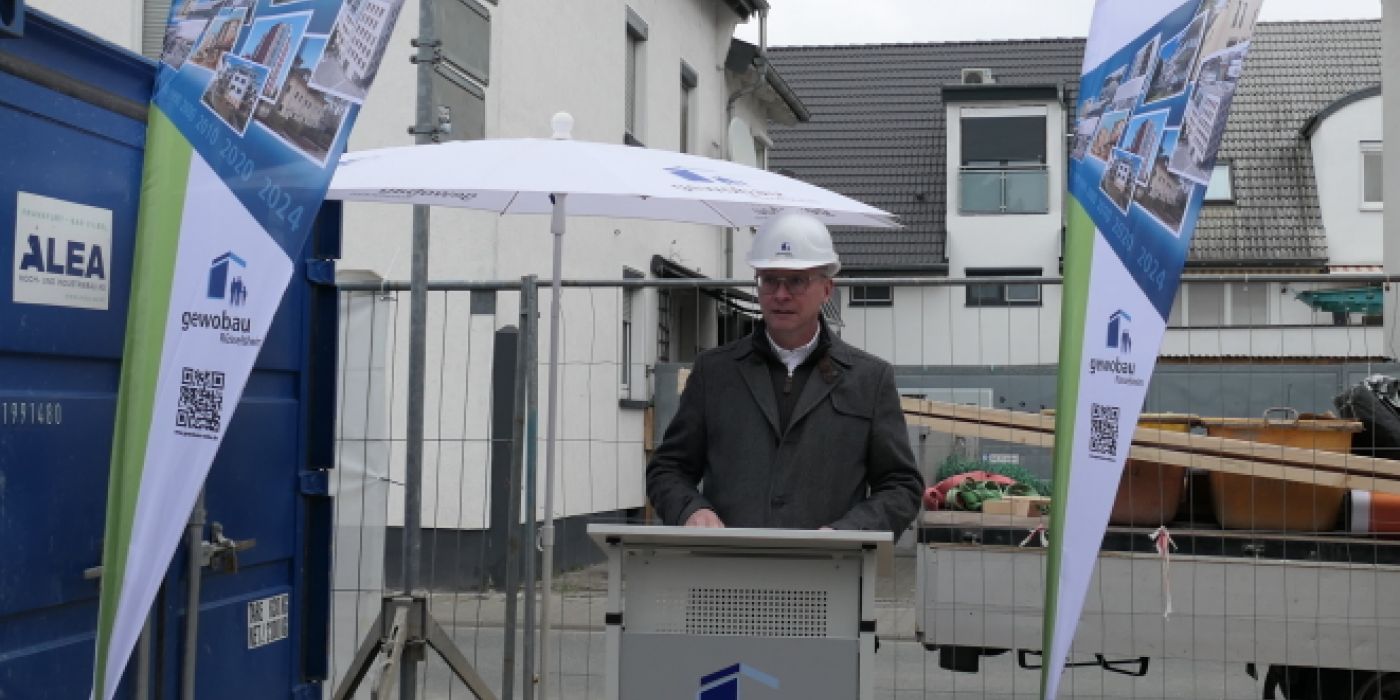 Thomas Steininger, Prokurist und Abteilungsleiter der gewobau, bei seiner Ansprache beim Handwerker-Richtfest in der Taunusstraße 7
