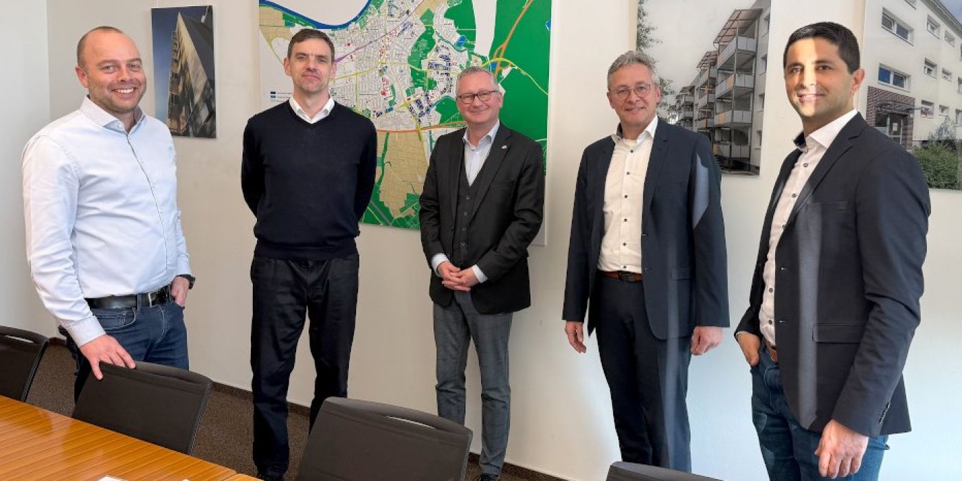 Der gewobau-Geschäftsführer Torsten Regenstein mit Prokurist Thomas Steininger und die Bereichsleiter Axel Kuhlmann und Michael Maurer von der Ed. Züblin AG unterzeichneten den Vertrag