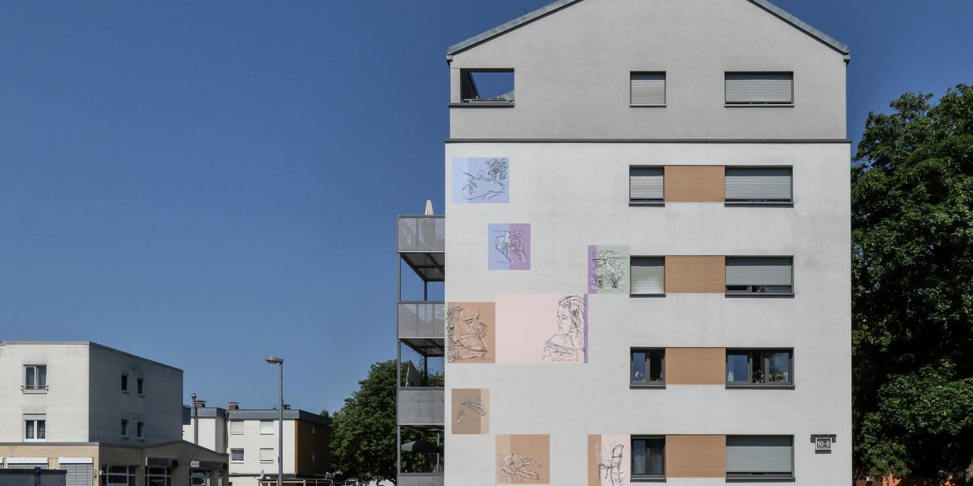 Das Kunstwerk "Der Brief" an der Ostfassade der gewobau Wohnanlage Adolf-von-Menzel Straße 6-10