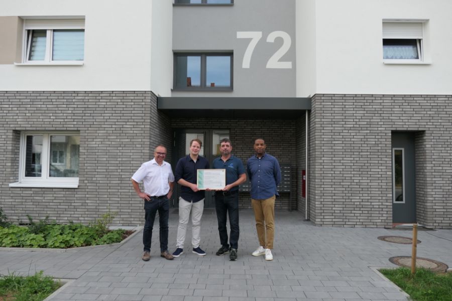 Bei der Übergabe des Zertifikates Bernhard Klöppner, Geschäftsführer F. C. Nüdling Betonelemente GmbH + Co. KG, Dr. Mario Schmitt, Geschäftsführer ecoLocked GmbH, Jörg Gundert, Projektleiter und Lian Moiba, Leiter der Technischen Abteilung Service  bei der Übergabe des Zertifikates