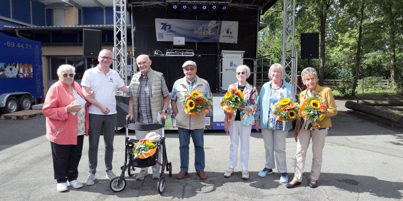 Geschäftsführer Torsten Regenstein ehrt die langjährigen Mieterinnen und Mietern der gewobau im Rahmen des Mieterfestes im Berliner Viertel