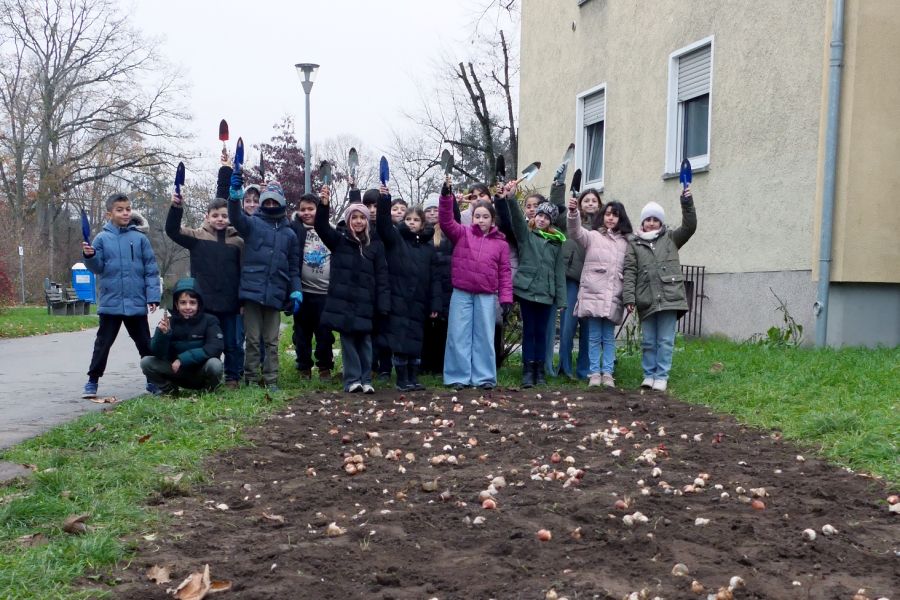 20 Kinder der Goetheschule pflanzten insgesamt 600 Blumenzwiebeln