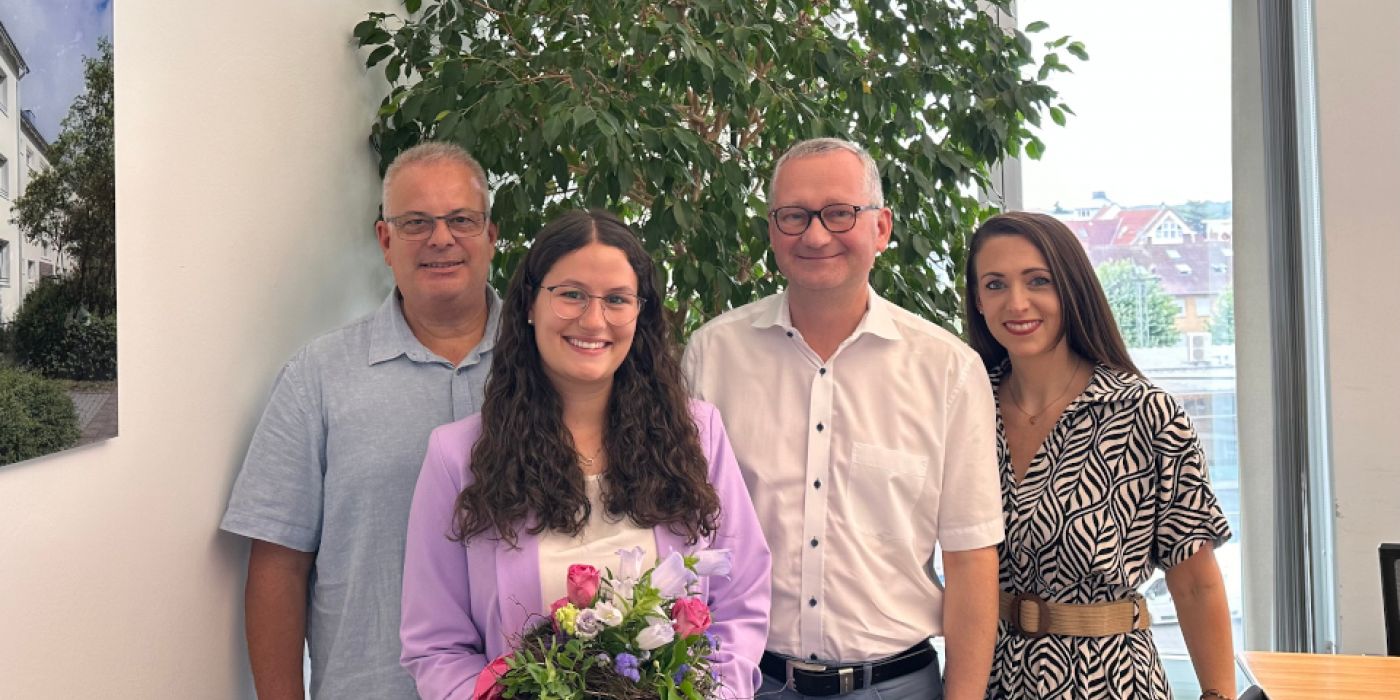 Die Ausbilder der gewobau und Geschäftsführer Torsten Regenstein begrüßen Alina Ehlenberger