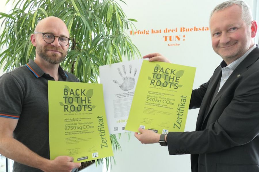 Ron Richter, Geschäftsführer der Klimafarmer GmbH, und Geschäftsführer Torsten Regenstein halten die Klimazertifikate