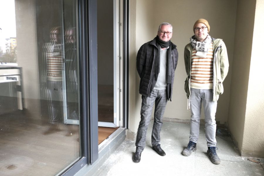 Torsten Regenstein und Stefan Weitzel an der neuen Wohnanlage an der Bonhoeffer-Gemeinde