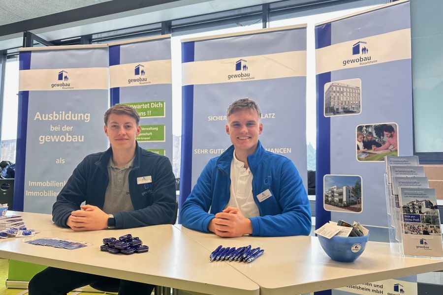 Die Auszubildenden Timo Schild und Laurenz Bender am gewobau Infostand der Ausbildungsmesse 2024