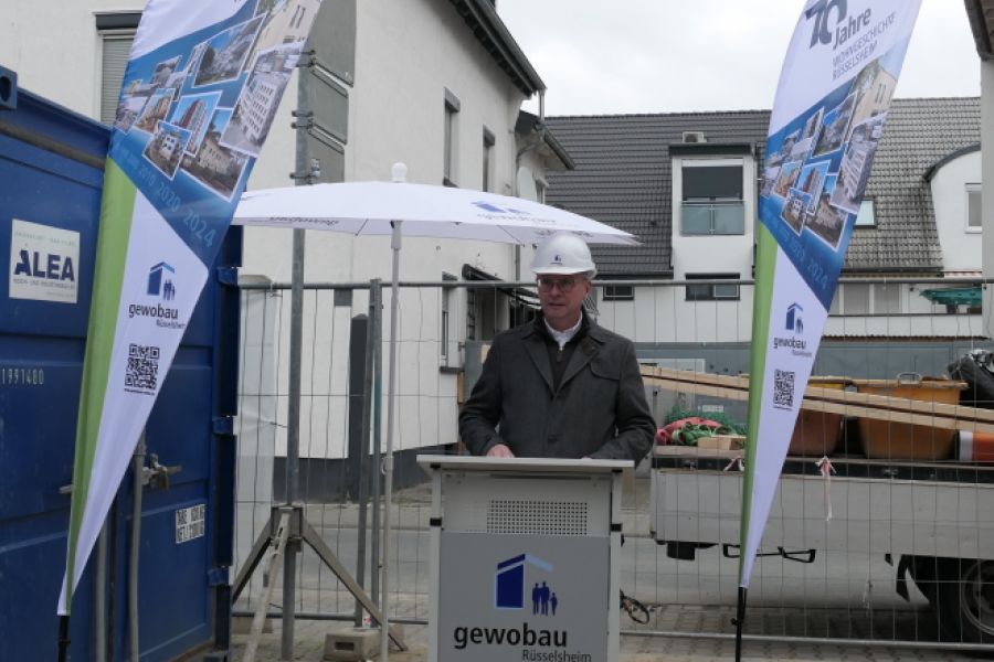 Thomas Steininger, Prokurist und Abteilungsleiter der gewobau, bei seiner Ansprache beim Handwerker-Richtfest in der Taunusstraße 7