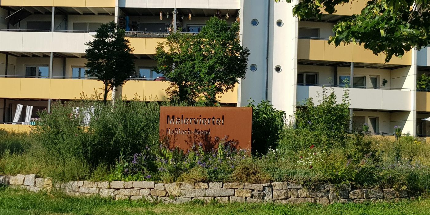 Das Eingangstor zum Malerviertel Haßloch-Nord steht auf der Grünfläche der Wohnanlage Lenbachstraße 17 - 27